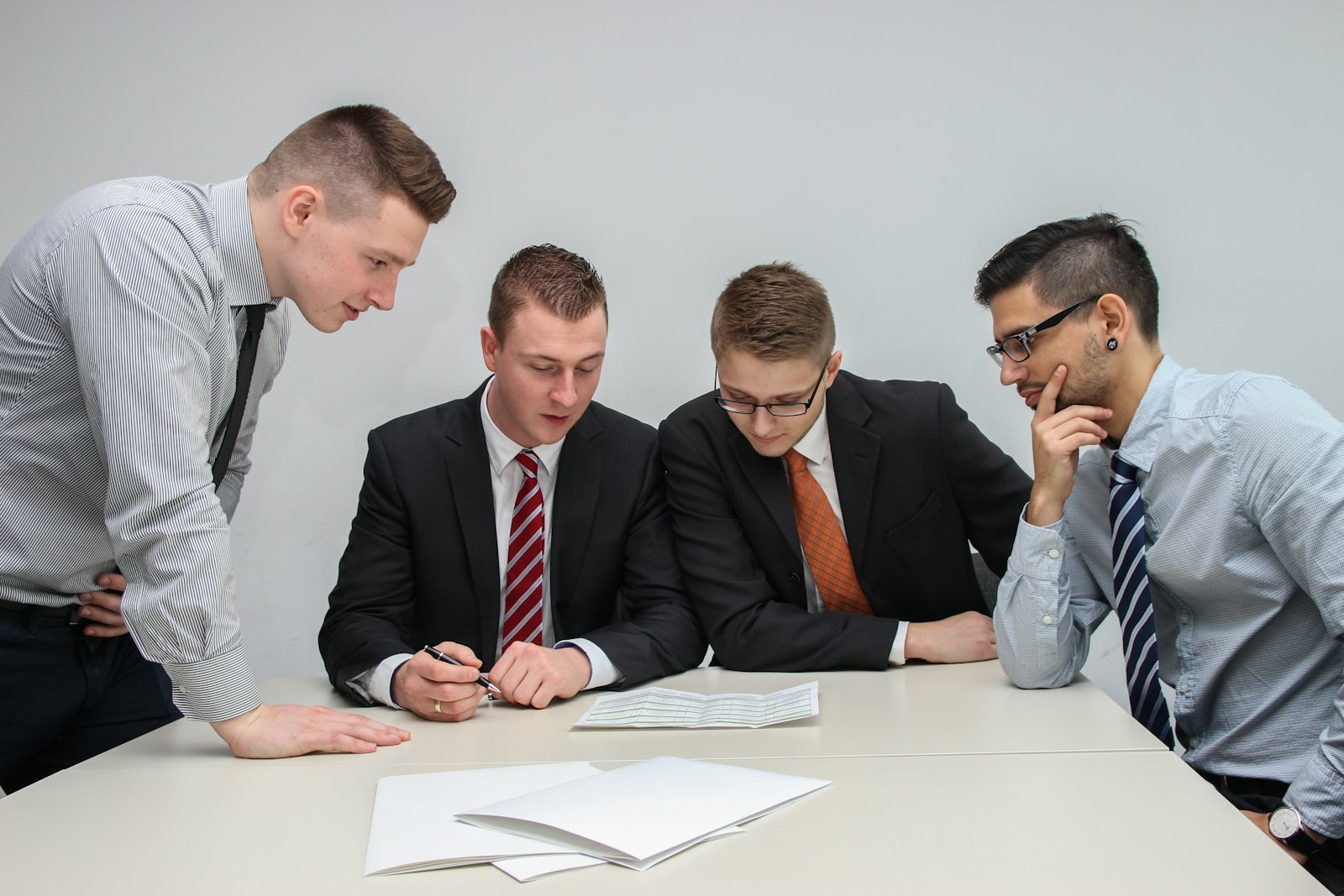 パーソナルジム集客のコンサル vs 代行 vs 内製｜月商別に選ぶ最適形態